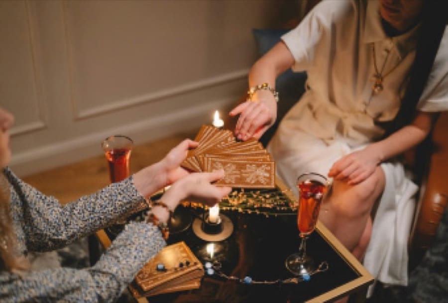 Nghệ Thuật Đặt Câu Hỏi Tarot: Hỏi Đúng, Hiểu Sâu